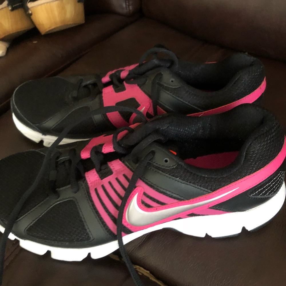Womens nikey tennis shoes size 10